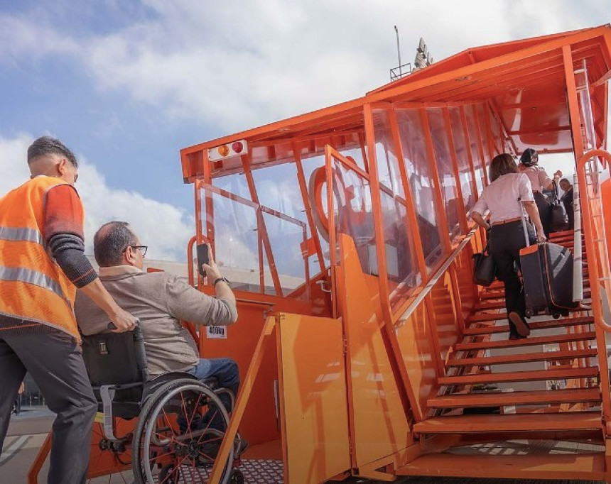 GOL presenta innovador equipo de accesibilidad para abordar aviones